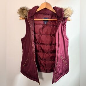 Gap Women's S Burgundy Puffer Vest with Faux Fur Trim